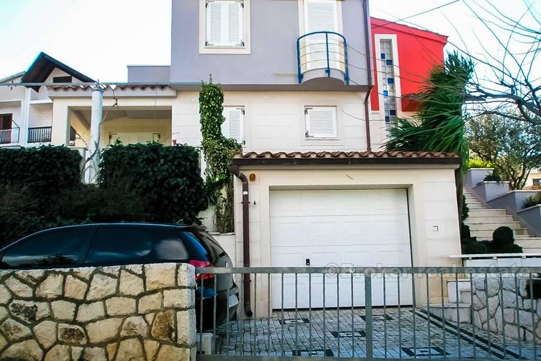 Bella villa arredata nella seconda fila al mare, in vendita