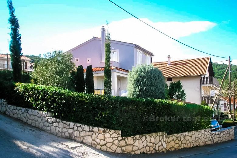 Bella villa arredata nella seconda fila al mare, in vendita