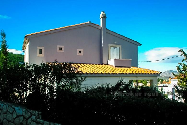 Bella villa arredata nella seconda fila al mare, in vendita