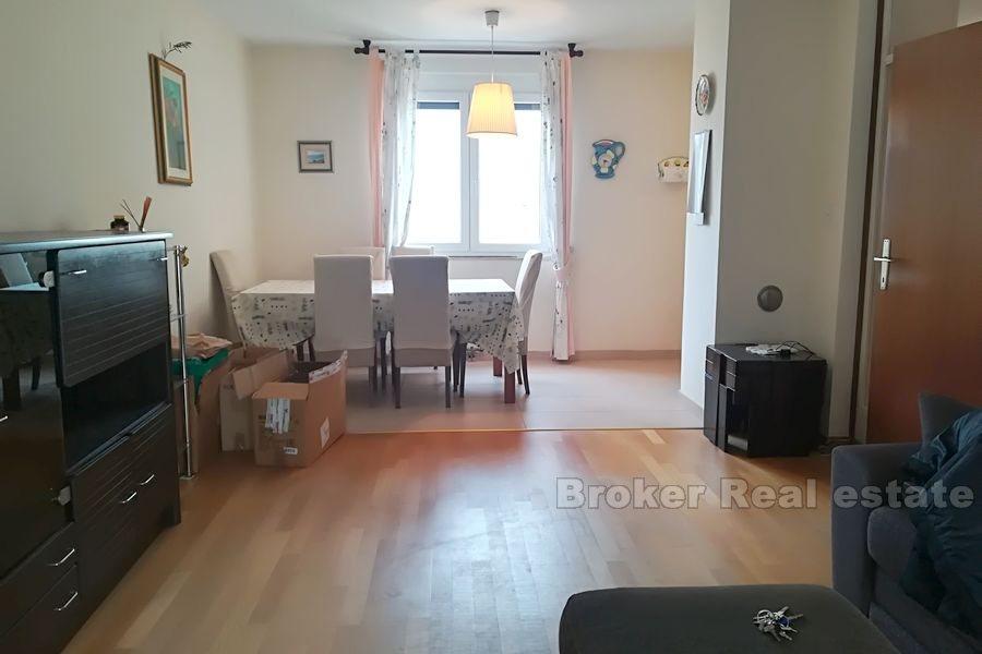 Pujanke, wygodne mieszkanie z dwiema sypialniami, na sprzedaż