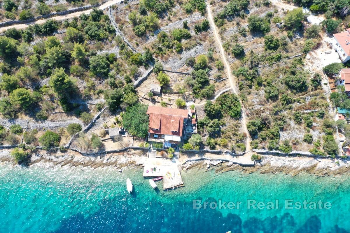 Výborně situovaný dům u moře o třech podlažích