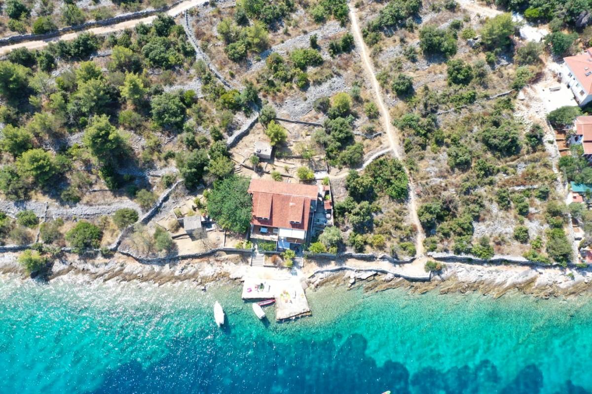 Utmerket beliggende hus ved sjøen i tre etasjer