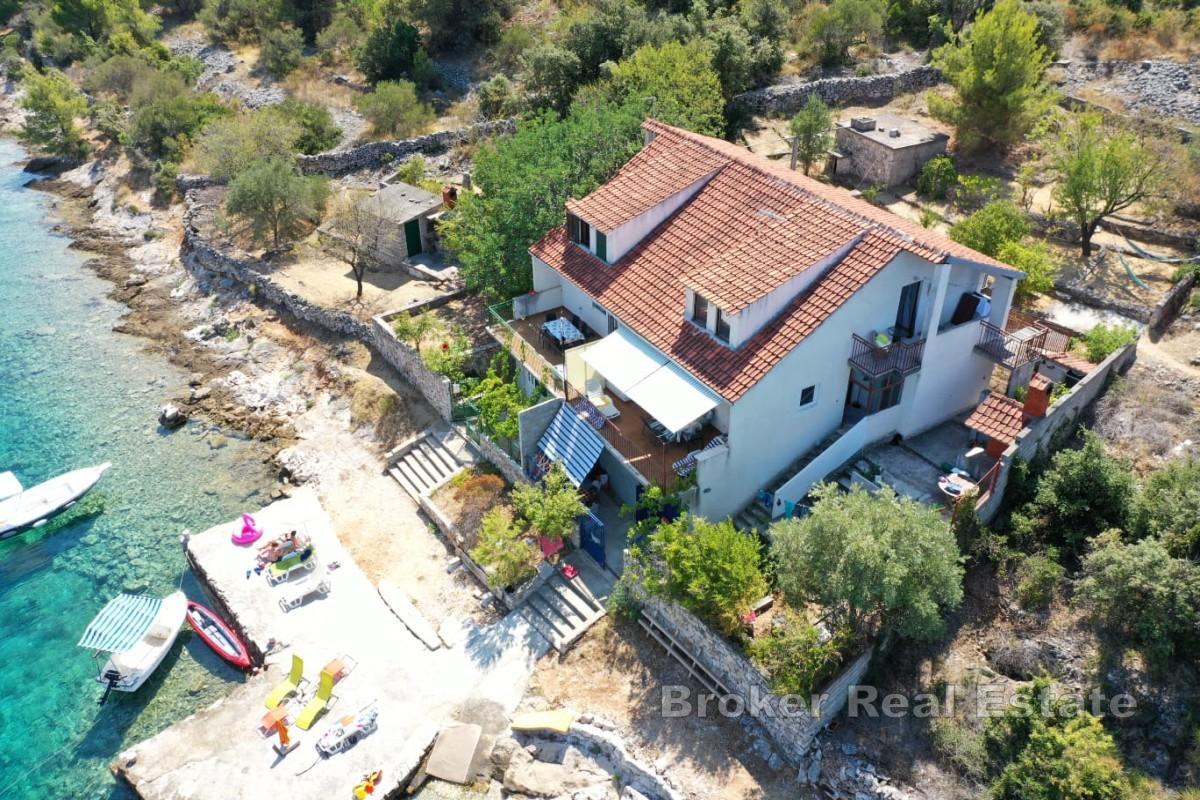 Utmärkt beläget hus vid havet i tre våningar