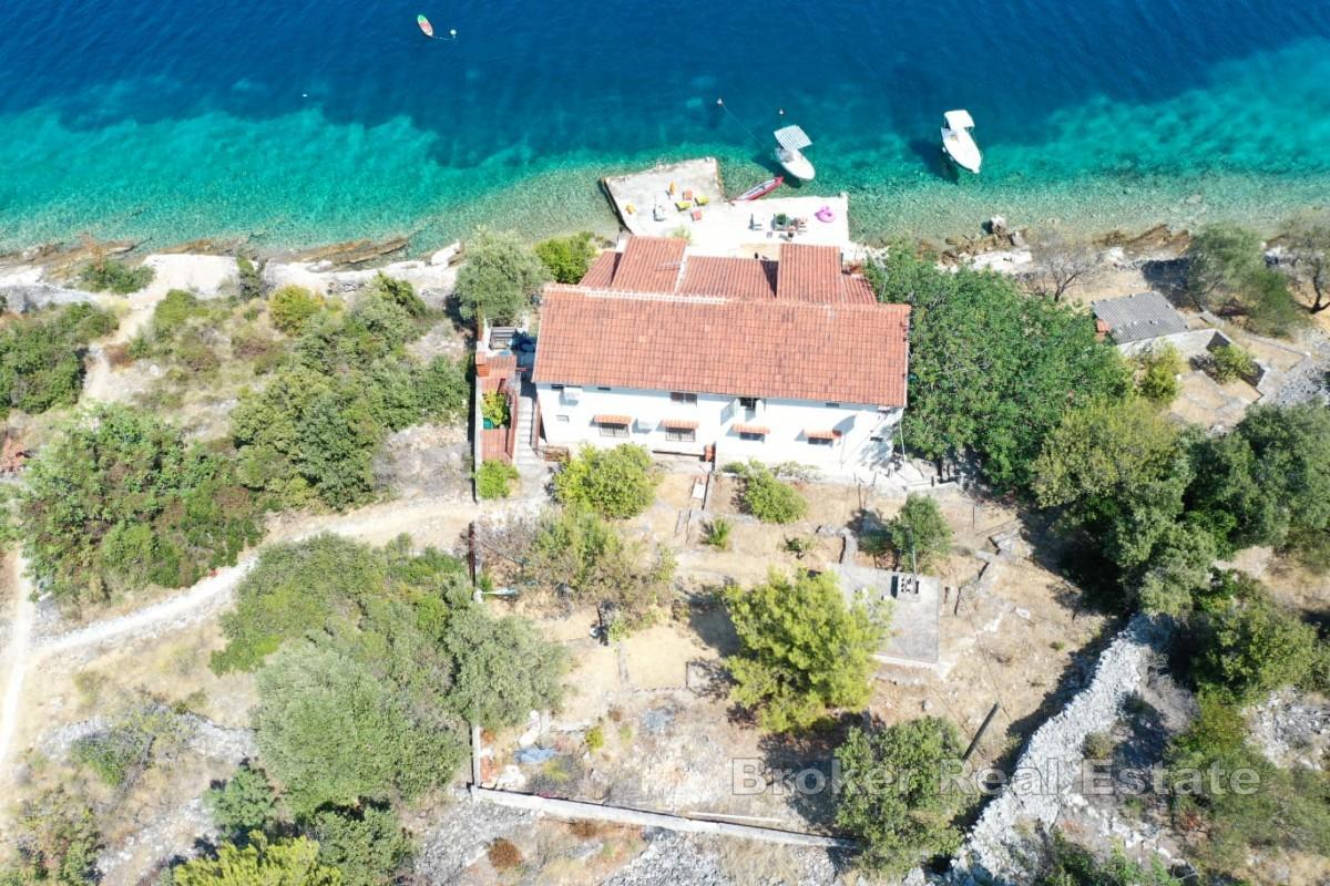 Casa in posizione eccellente sul mare su tre piani