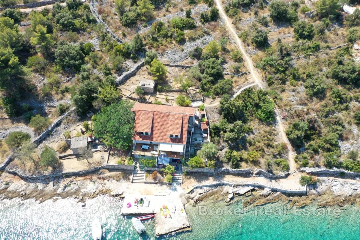 Casa in posizione eccellente sul mare su tre piani