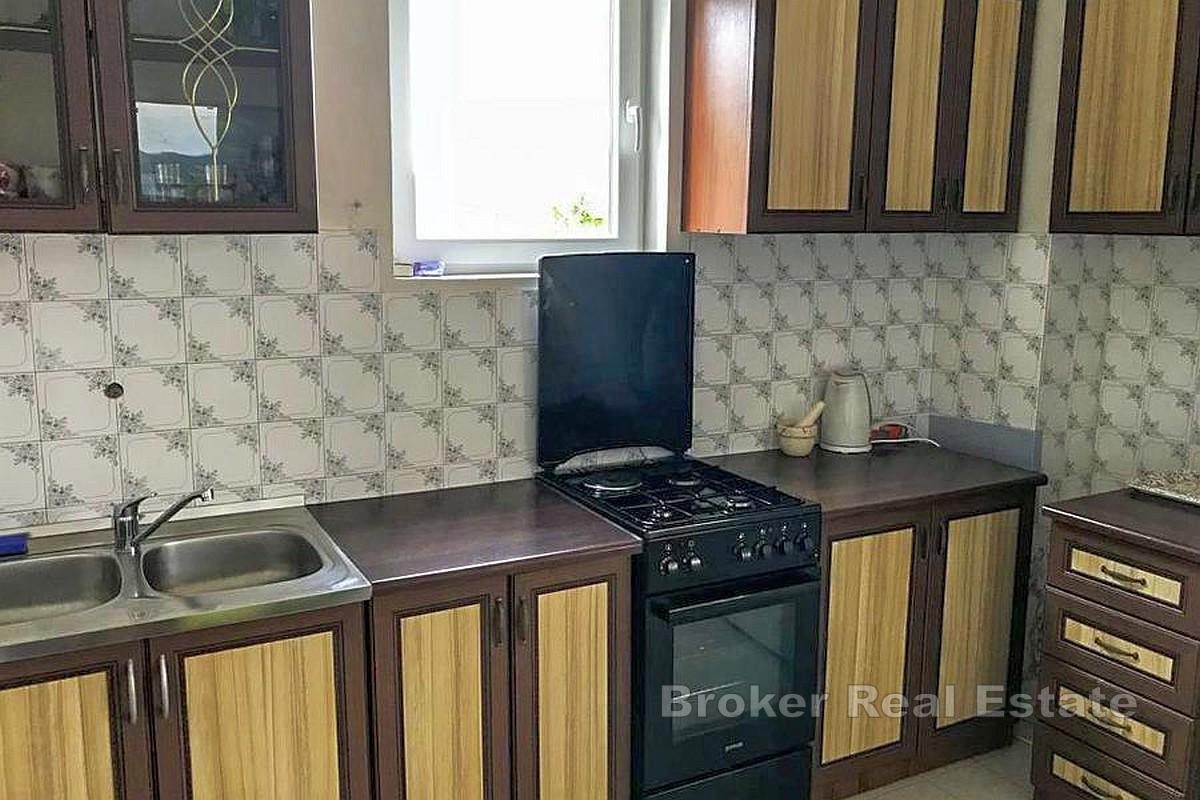 Casa in posizione eccellente sul mare su tre piani