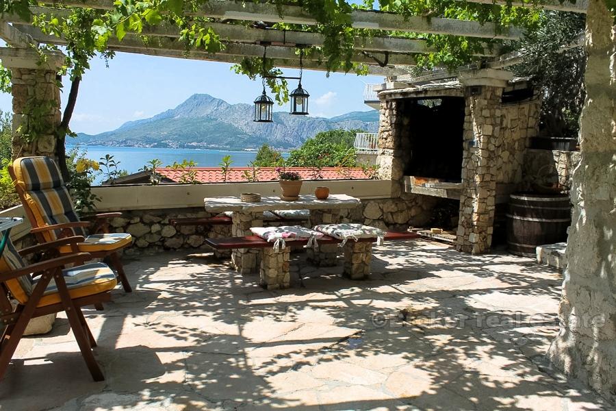 Kamena kuća s pogledom na more