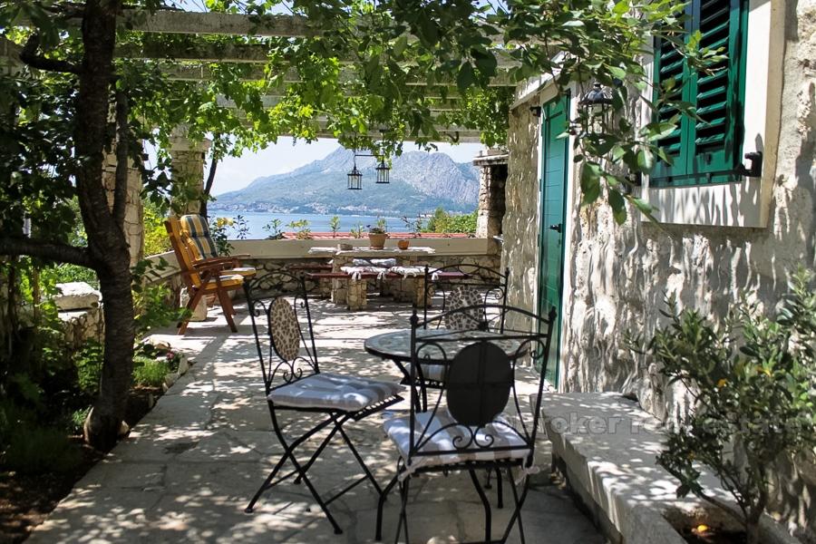 Dom z kamienia z widokiem na morze