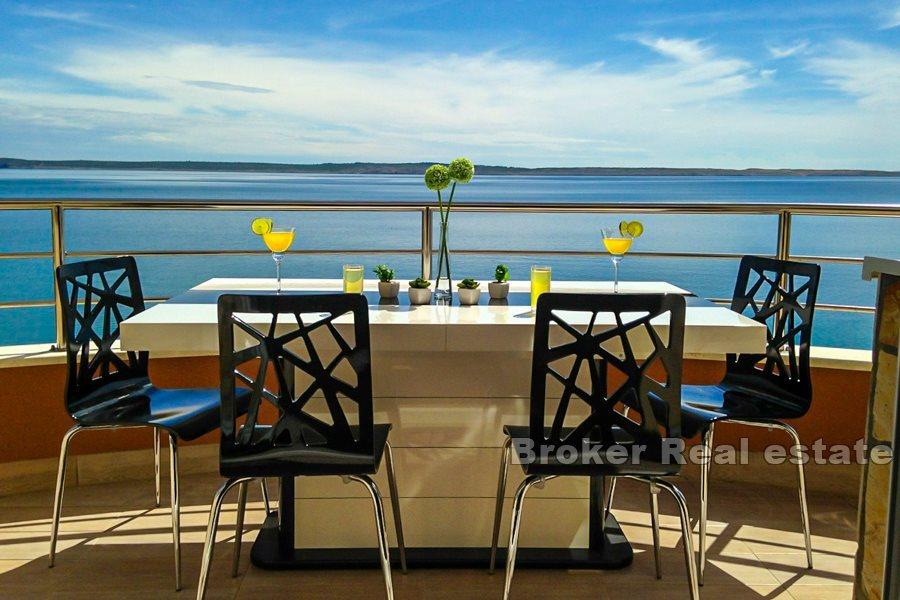 Moderno appartamento duplex, fronte mare