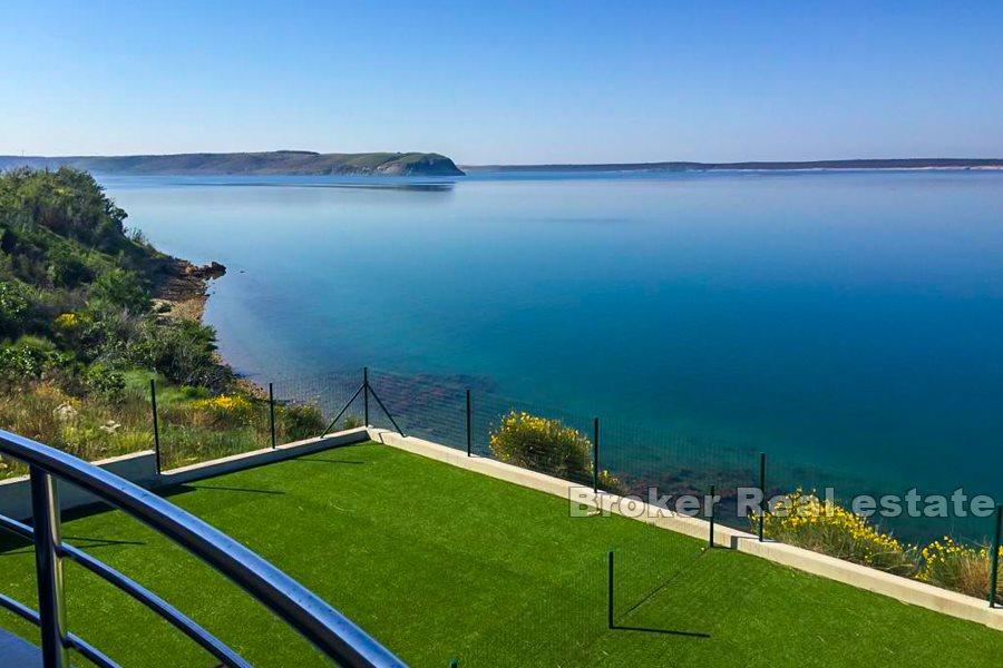 Moderan dvoetažan apartman, prvi red do mora