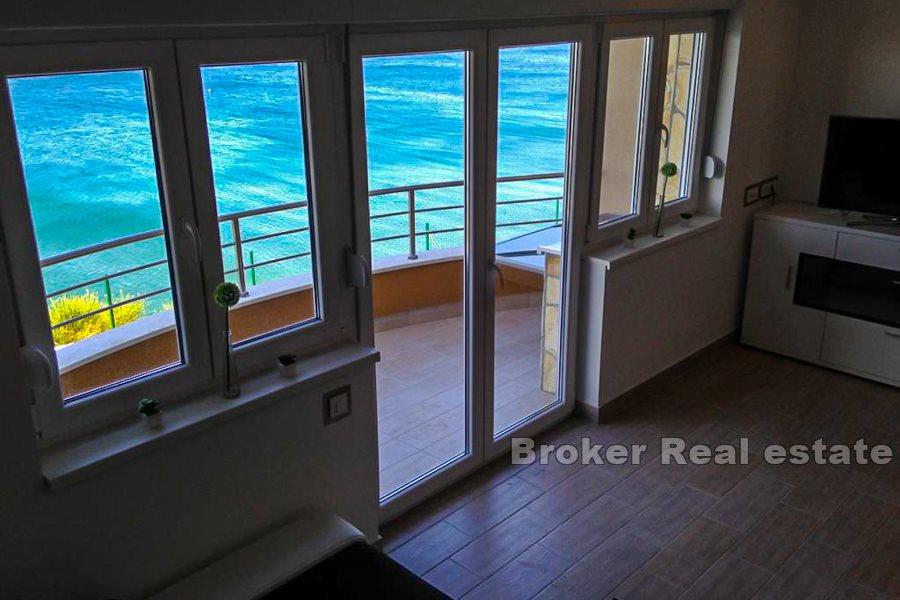 Appartement duplex moderne, front de mer