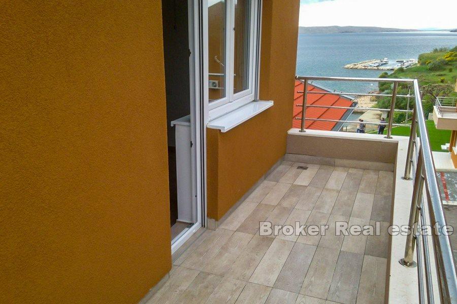 Moderan dvoetažan apartman, prvi red do mora