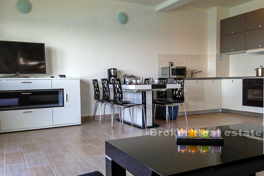 Moderan dvoetažan apartman, prvi red do mora