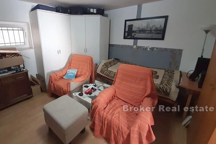 Apartament z jedną sypialnią, Manuš