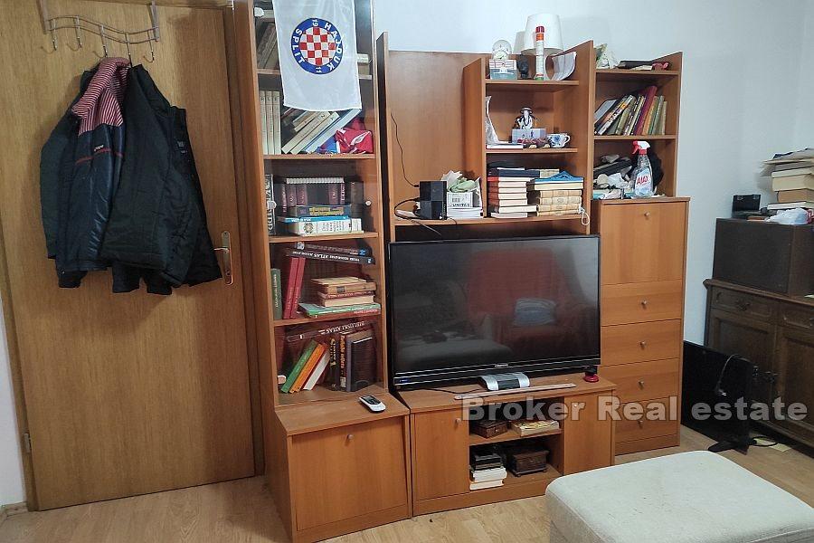 Ett-roms leilighet, Manuš