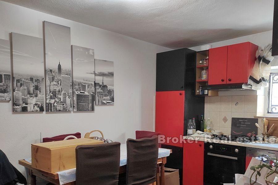 Apartament z jedną sypialnią, Manuš