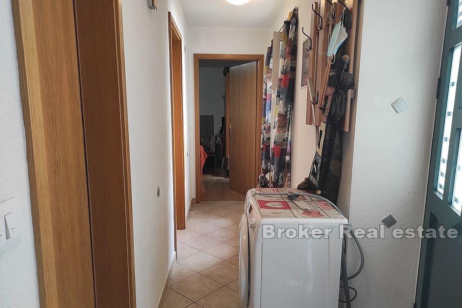 Apartament z jedną sypialnią, Manuš