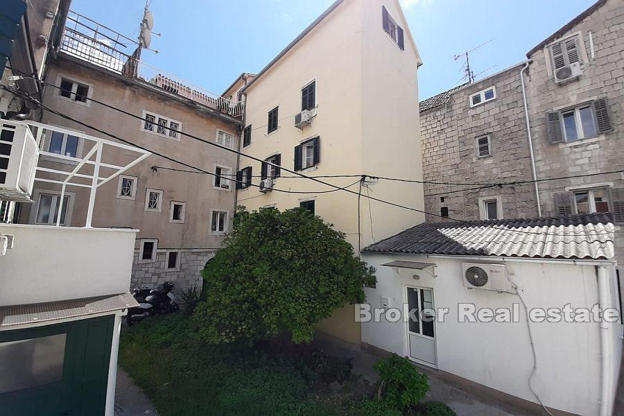 One bedroom apartment, Manuš