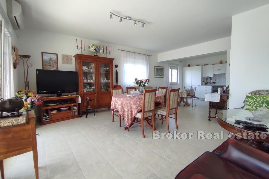 Znjan, bel appartement avec vue dégagée sur la mer