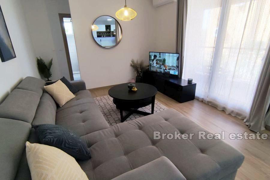 Moderne leilighet med hage