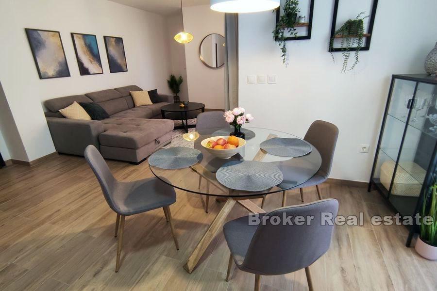 Moderne leilighet med hage