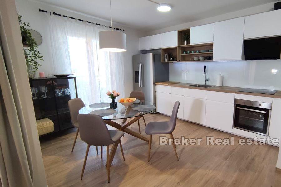 Moderne leilighet med hage