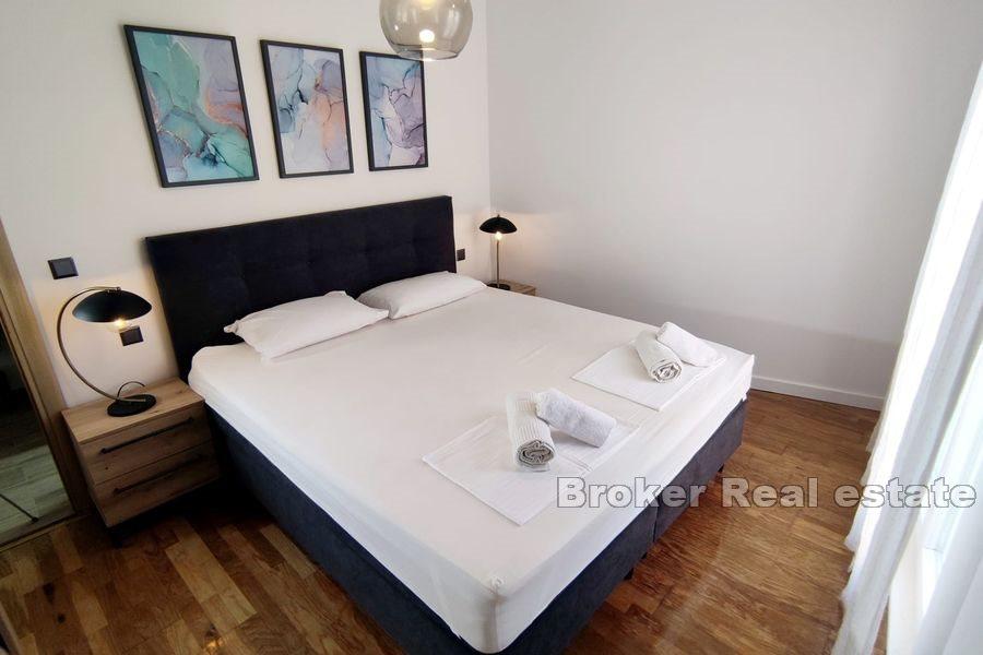 Moderne leilighet med hage