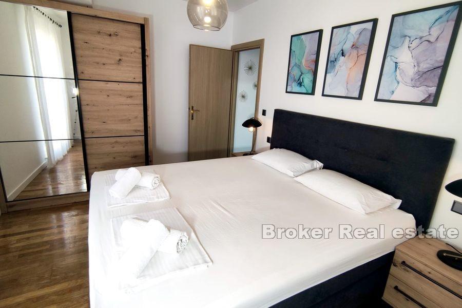 Moderne leilighet med hage