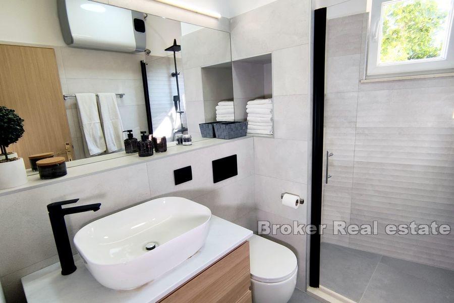 Moderne leilighet med hage