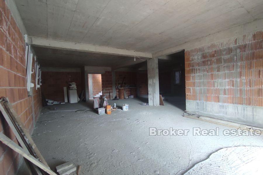 Mejaši, obchodní prostor na dopravní ulici