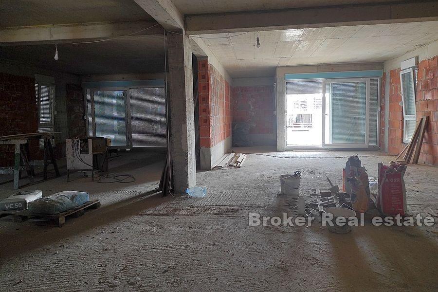 Mejaši, obchodní prostor na dopravní ulici