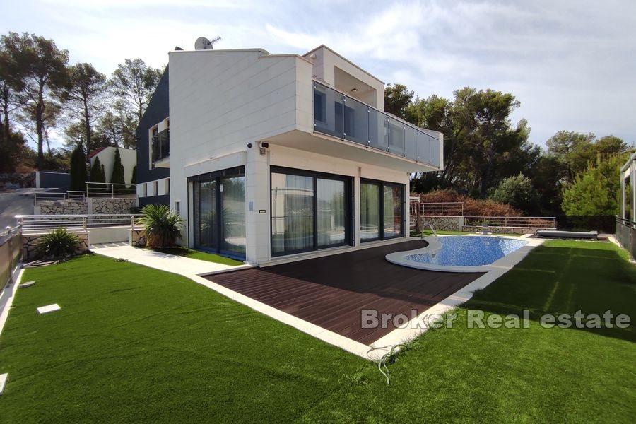 Villa with pool and sea view