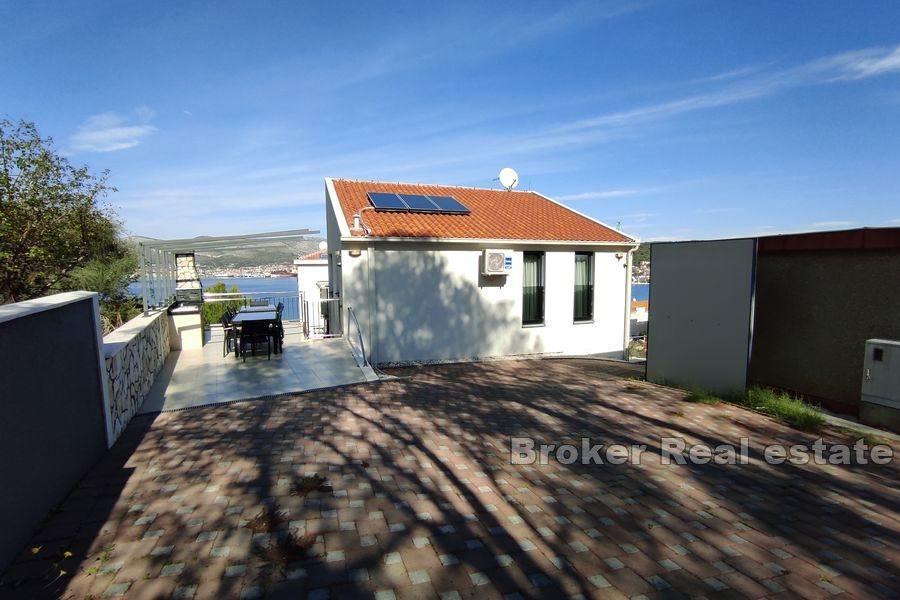 Villa med pool och havsutsikt