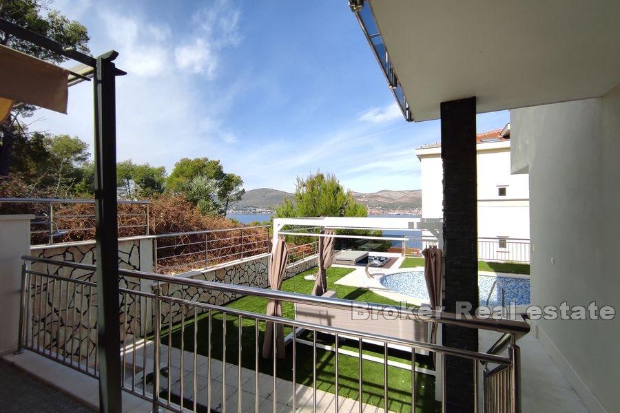 Villa med pool och havsutsikt