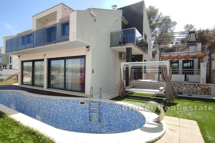 Villa with pool and sea view