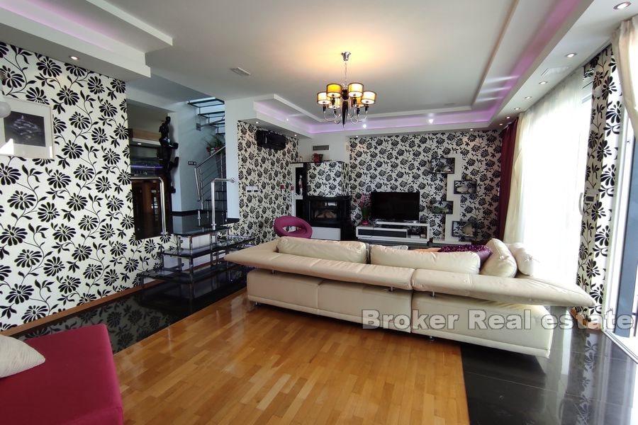 Villa avec piscine et vue mer