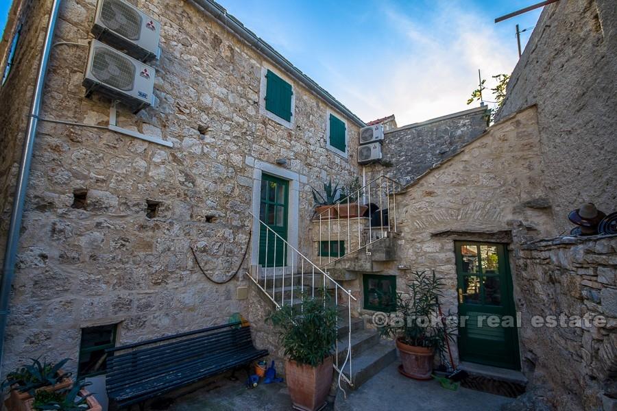 Maison en pierre dalmate, à vendre