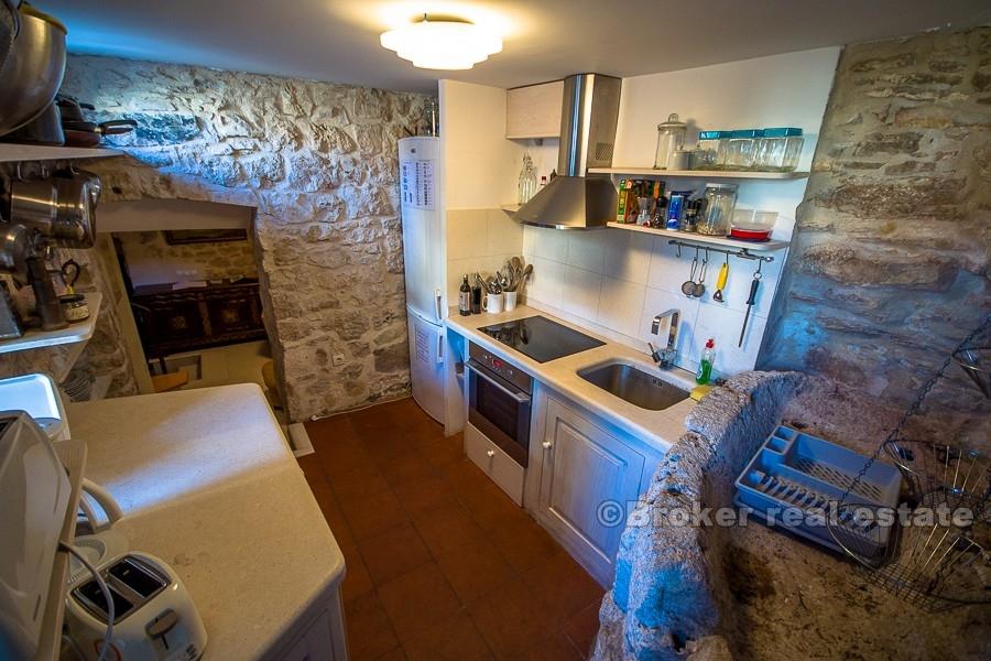 Maison en pierre dalmate, à vendre