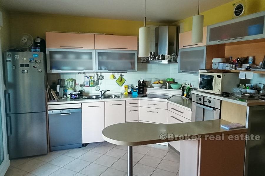 Czteropokojowe mieszkanie w Žnjan, na sprzedaż