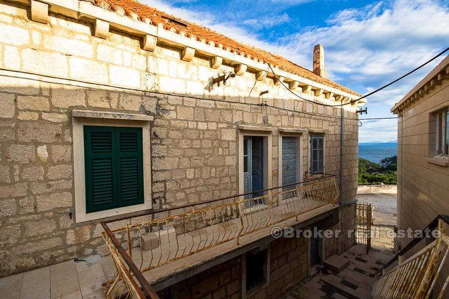 Maison en pierre avec vue mer, à vendre