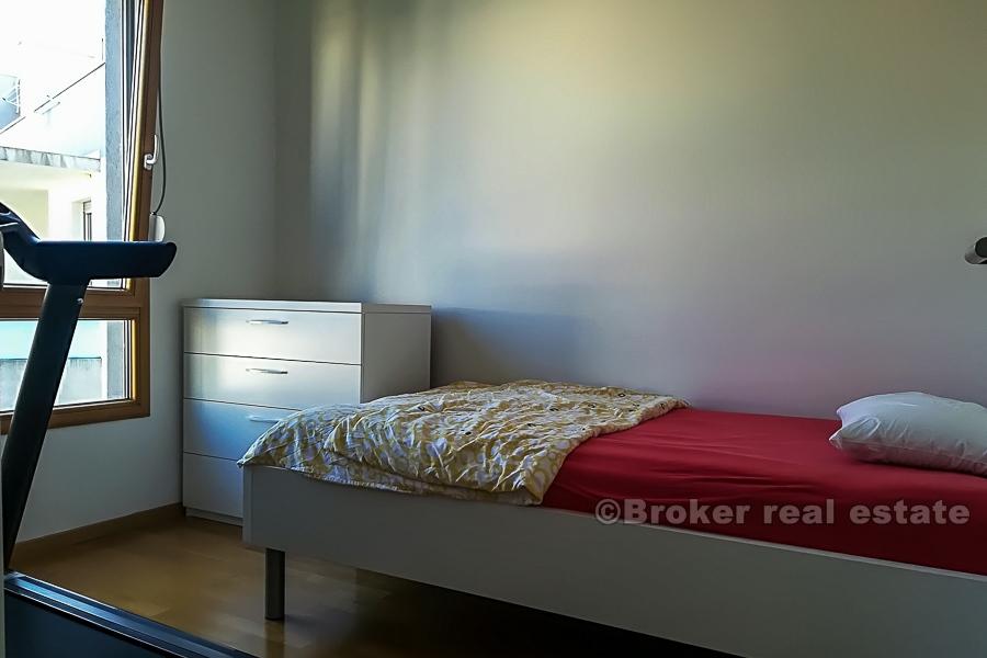 Komforni trosobni stan, na prodaju