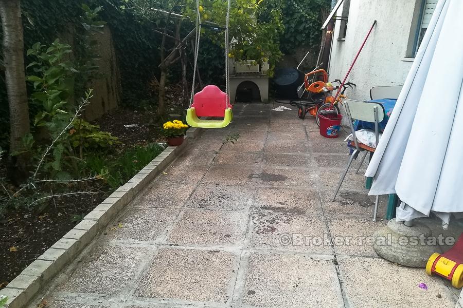 Stan za renovaciju, na prodaju