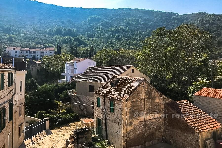 Dvojna kamena kuća s dvorištem, na prodaju