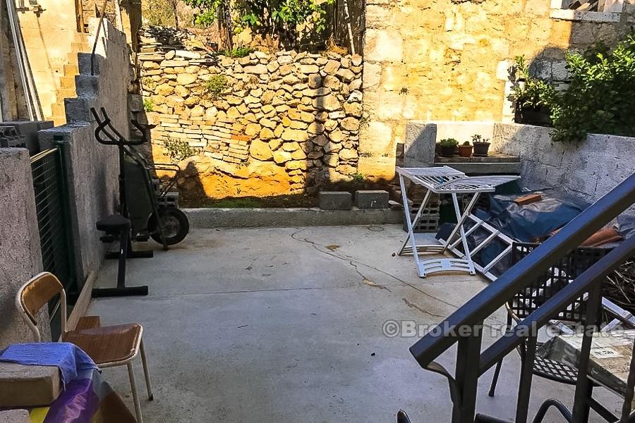 Maison en pierre avec cour, à vendre