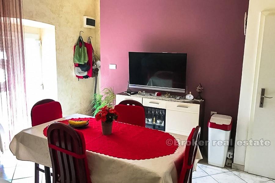 Maison en pierre avec cour, à vendre