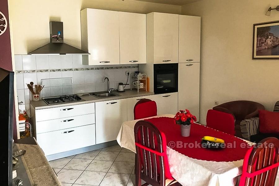 Maison en pierre avec cour, à vendre