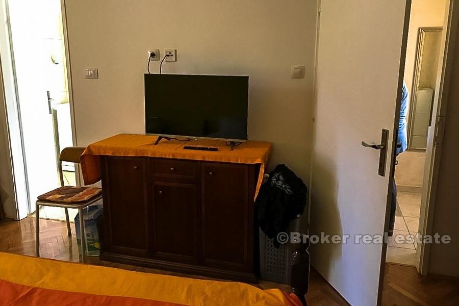 Maison en pierre avec cour, à vendre