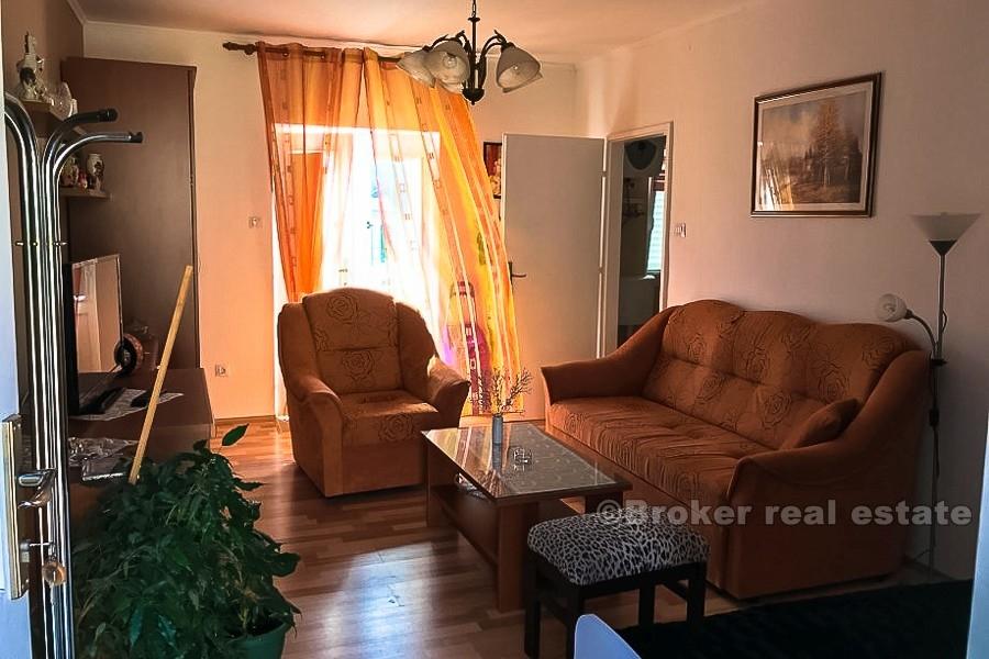 Maison en pierre avec cour, à vendre