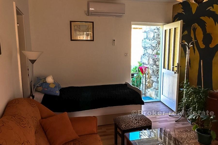 Maison en pierre avec cour, à vendre