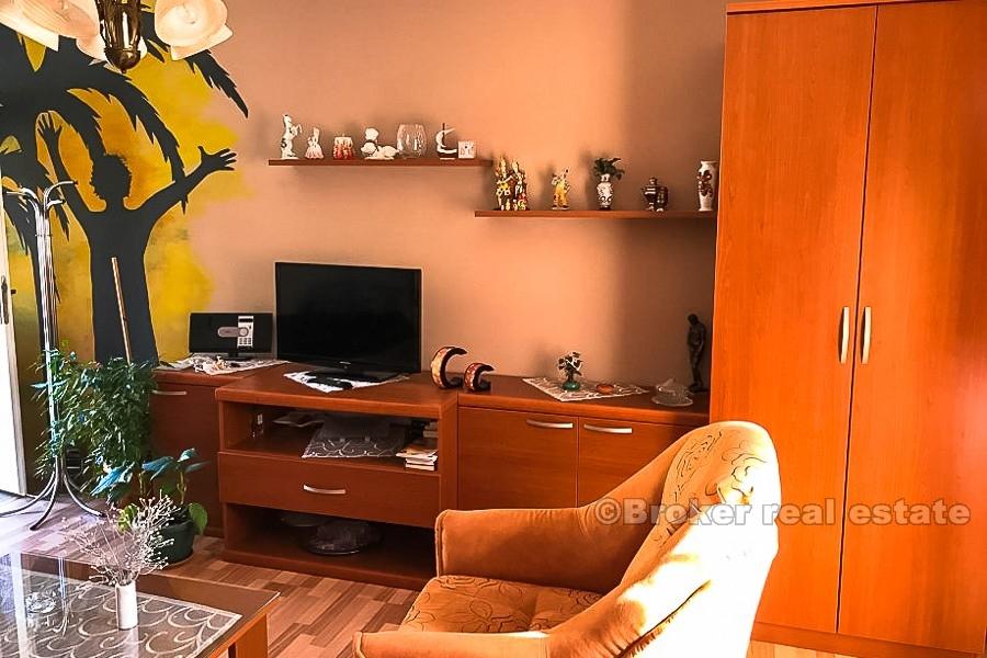 Maison en pierre avec cour, à vendre